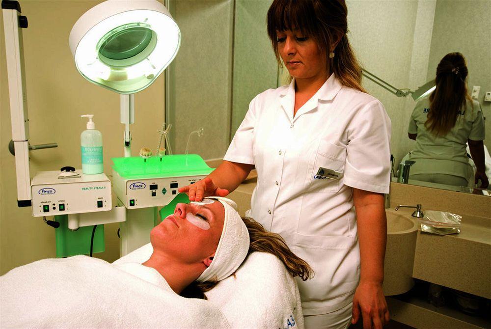 Eser Premium Hotel & Spa Buyukcekmece Bagian luar foto A cosmetologist at work