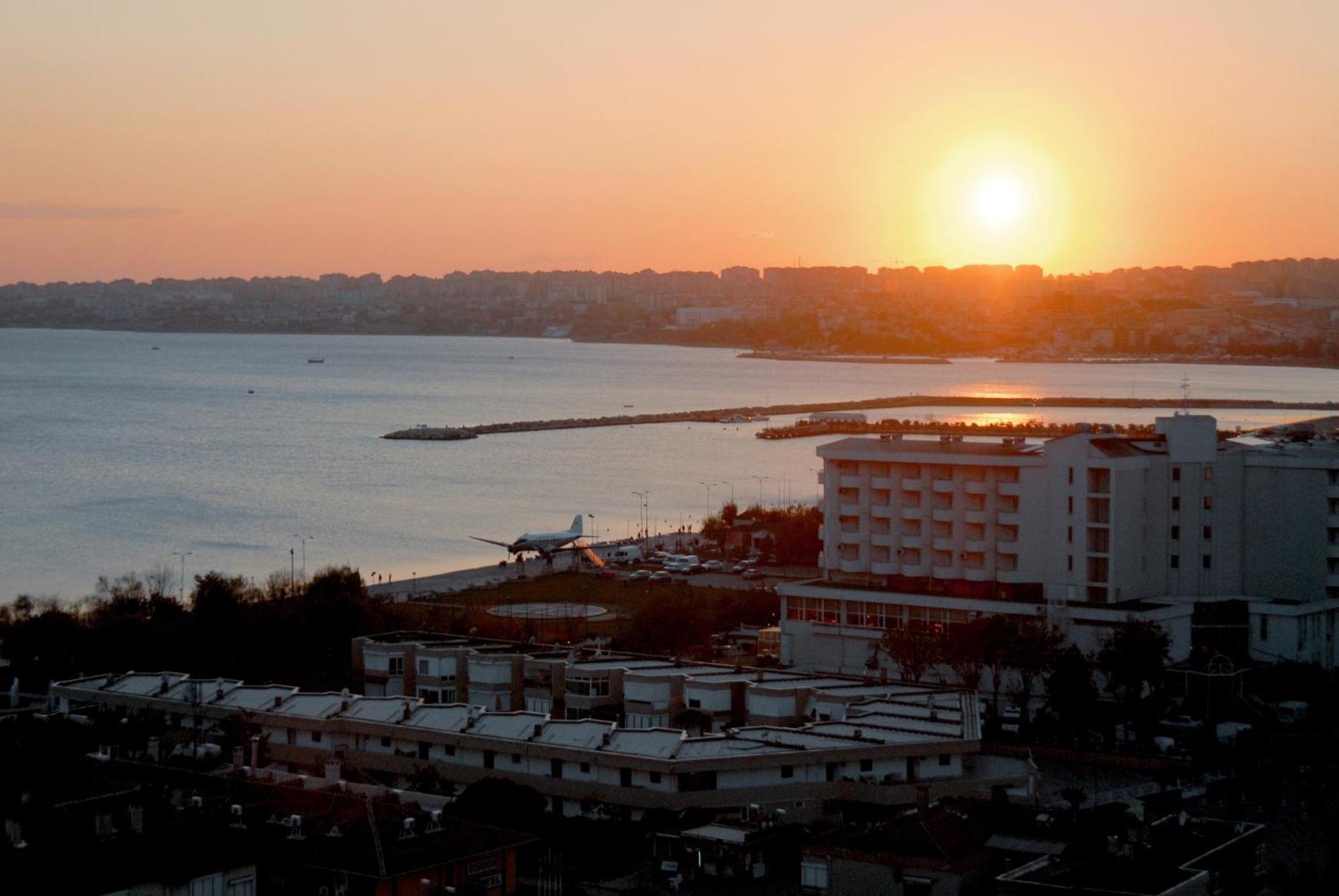 Eser Premium Hotel & Spa Buyukcekmece Bagian luar foto Sunset over the Gulf of Chania