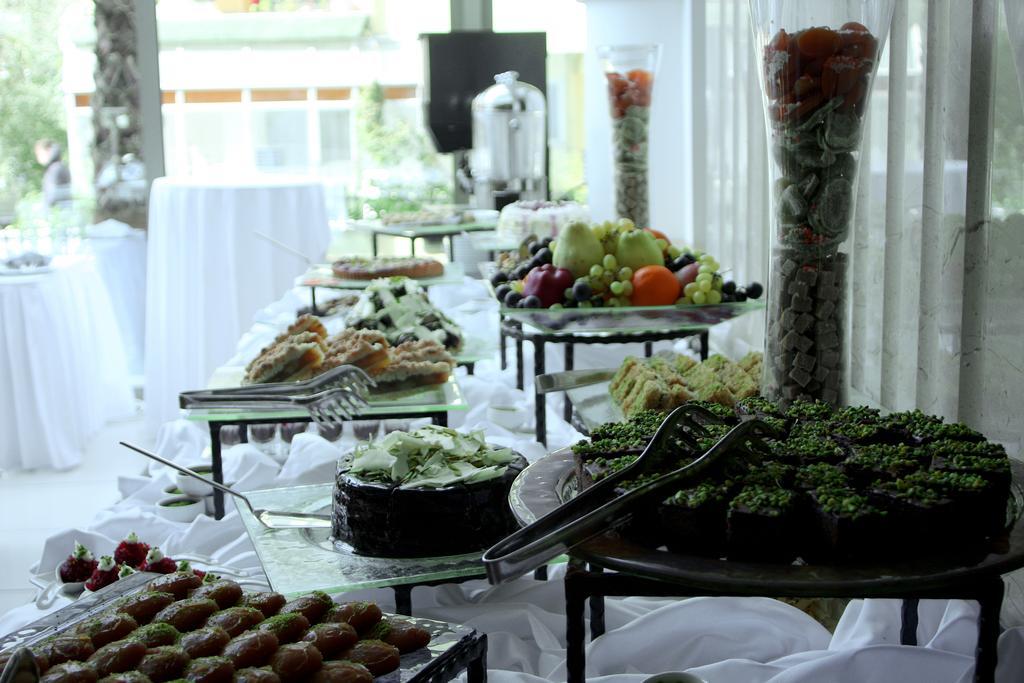 Eser Premium Hotel & Spa Buyukcekmece Bagian luar foto A buffet