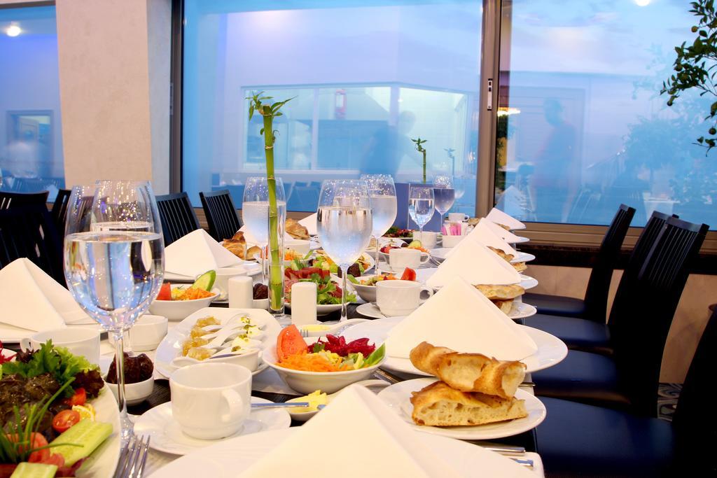 Eser Premium Hotel & Spa Buyukcekmece Bagian luar foto A table set for a meal