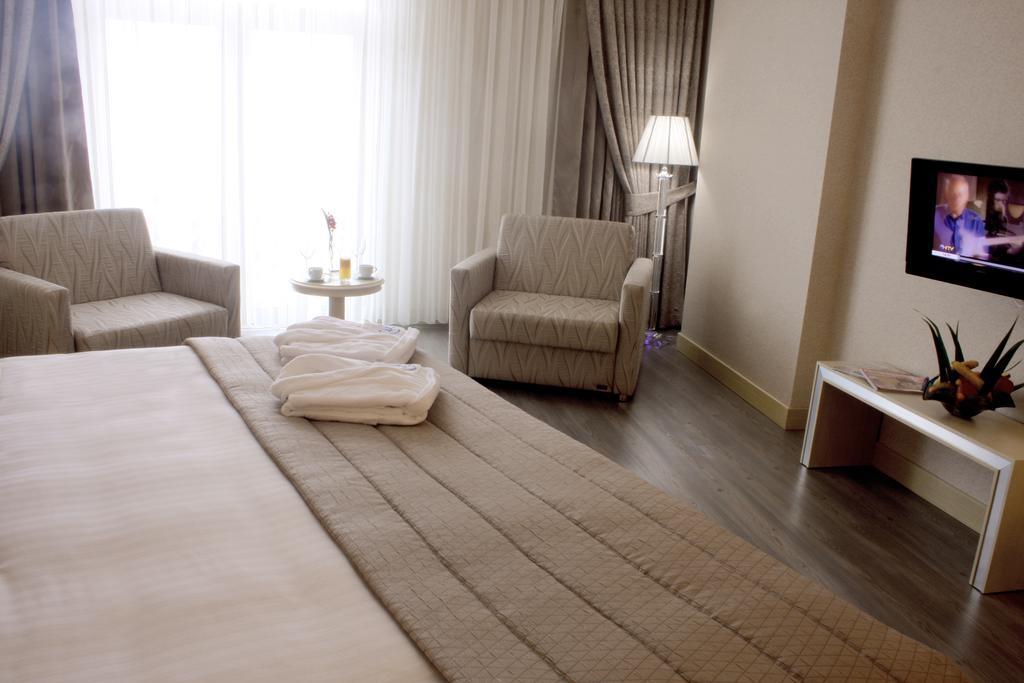 Eser Premium Hotel & Spa Buyukcekmece Bagian luar foto A room at the hotel