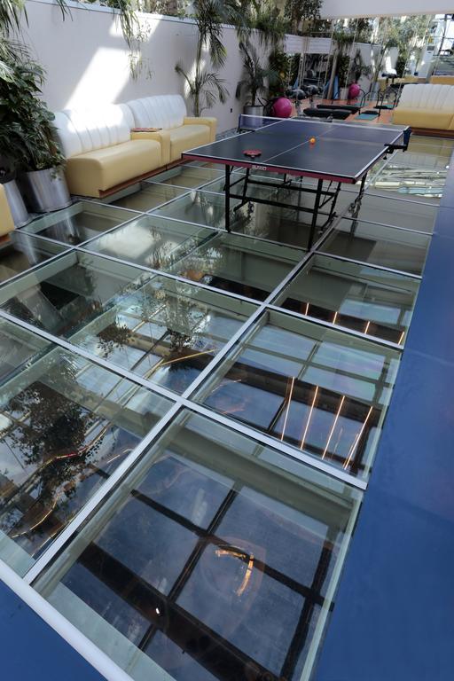 Eser Premium Hotel & Spa Buyukcekmece Bagian luar foto A glass floor