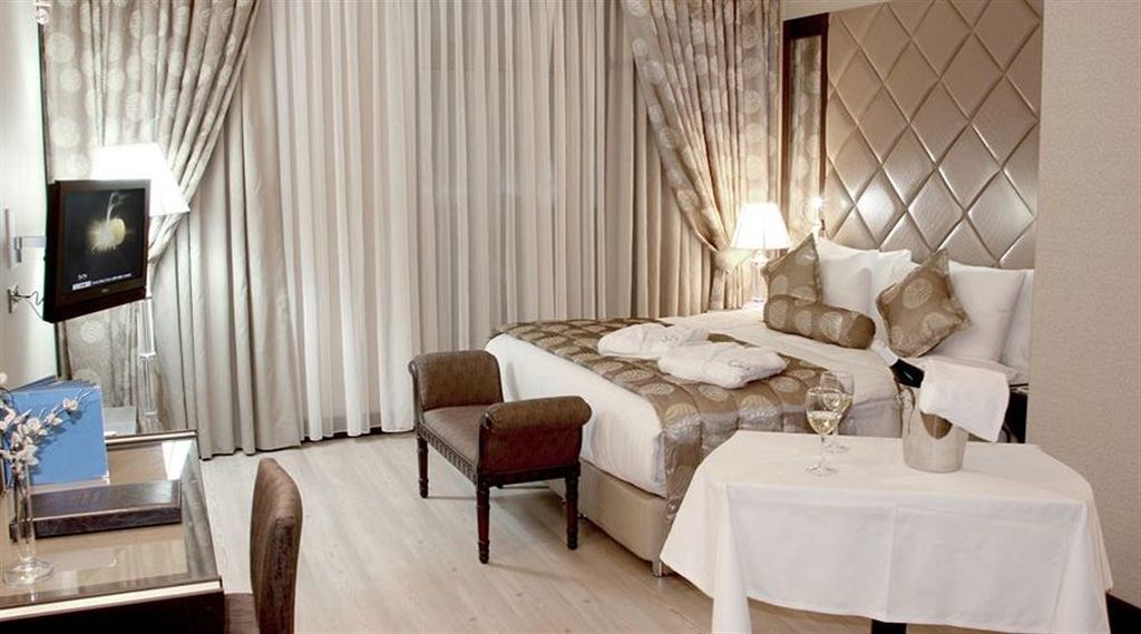 Eser Premium Hotel & Spa Buyukcekmece Bagian luar foto A bedroom at the hotel