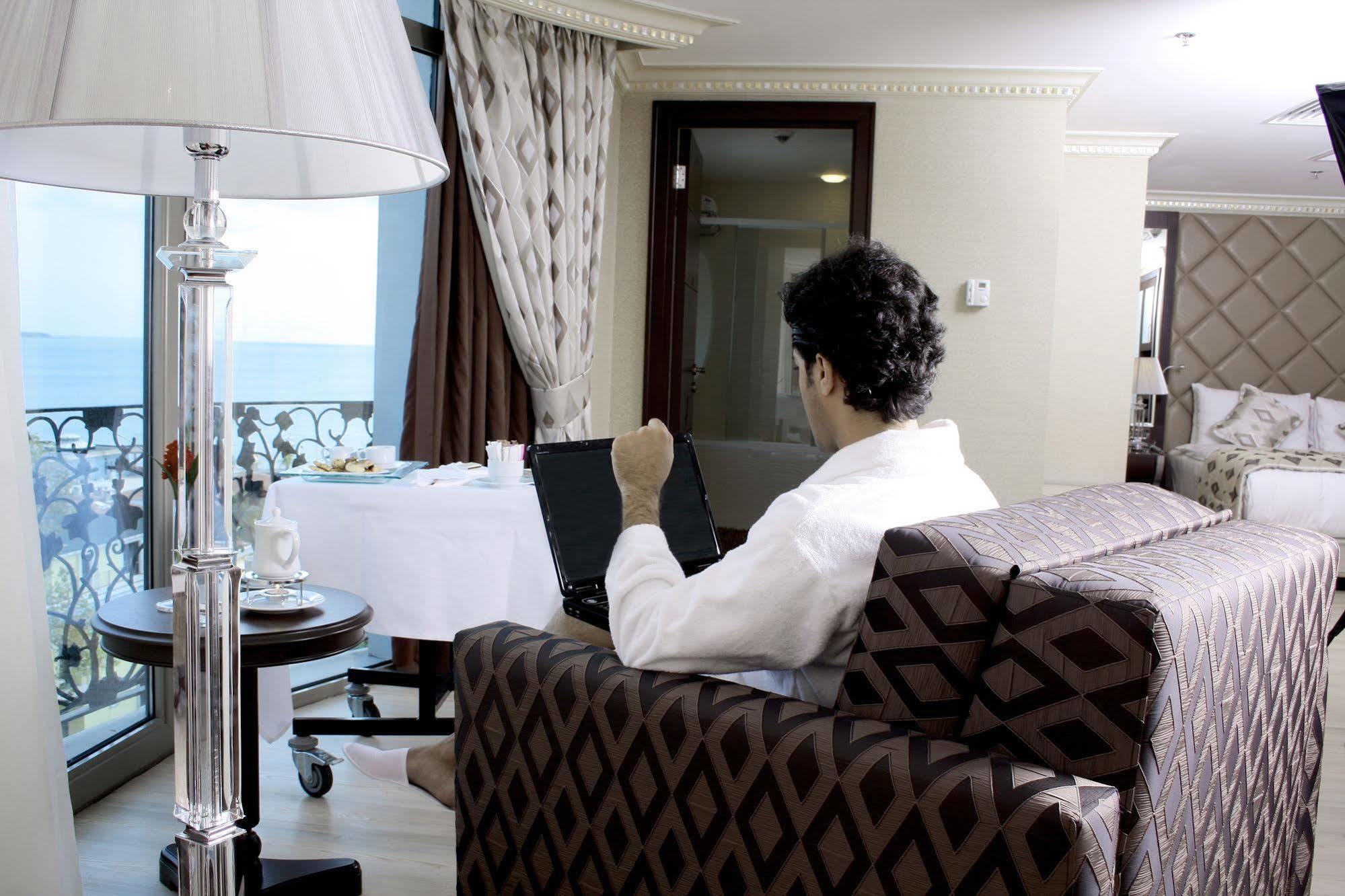 Eser Premium Hotel & Spa Buyukcekmece Bagian luar foto A guest using the hotel's Wi-Fi service