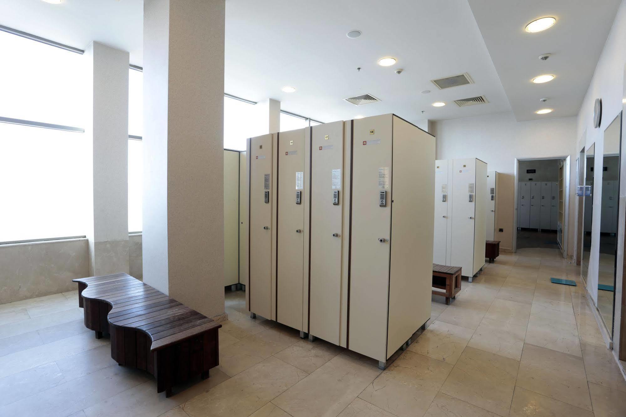 Eser Premium Hotel & Spa Buyukcekmece Bagian luar foto A locker room